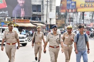 DIG Kalanidhi Naithani Takes to the Streets Ahead of Festivals, Says Public Interaction Is More Important Than Just Numbers During Patrolling IMAGE CREDIT TO पुलिस