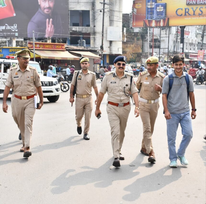 DIG Kalanidhi Naithani Takes to the Streets Ahead of Festivals, Says Public Interaction Is More Important Than Just Numbers During Patrolling IMAGE CREDIT TO पुलिस