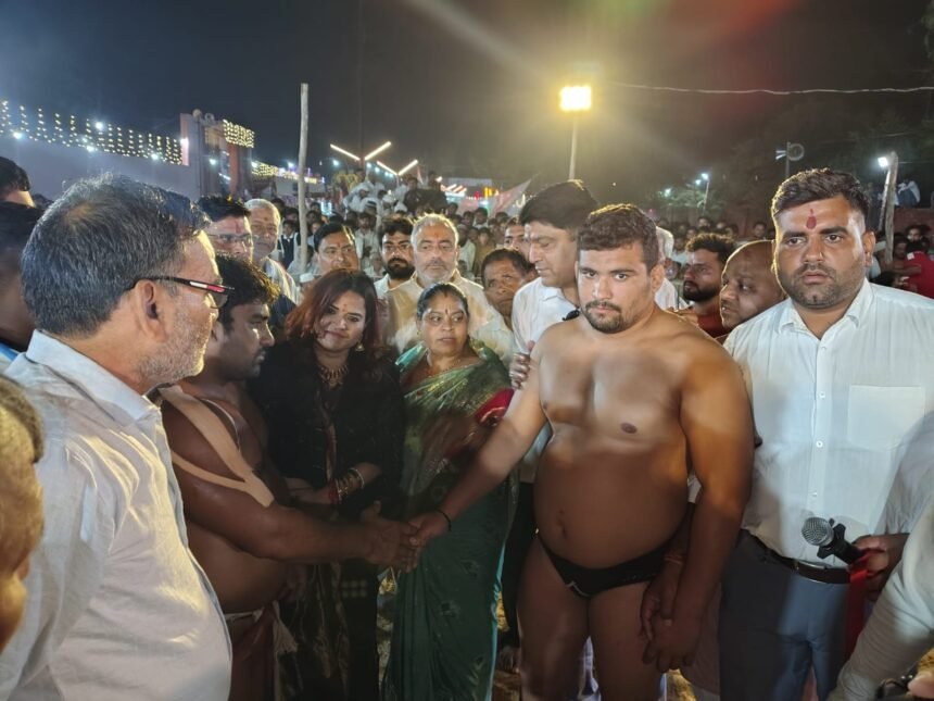 Grand Wrestling Event Held at Shri Durga Temple Fair; Thrilling Match Ends in a Draw. IMAGE CREDIT TO रिपोर्टर
