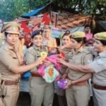 ACP Upasana Pandey Visits Slum Areas Under Mission Shakti, Distributes Gifts to Children. IMAGE CREDIT TO पुलिस