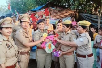 ACP Upasana Pandey Visits Slum Areas Under Mission Shakti, Distributes Gifts to Children. IMAGE CREDIT TO पुलिस