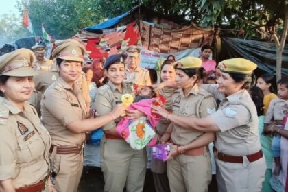 ACP Upasana Pandey Visits Slum Areas Under Mission Shakti, Distributes Gifts to Children. IMAGE CREDIT TO पुलिस
