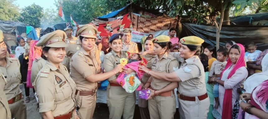 ACP Upasana Pandey Visits Slum Areas Under Mission Shakti, Distributes Gifts to Children. IMAGE CREDIT TO पुलिस