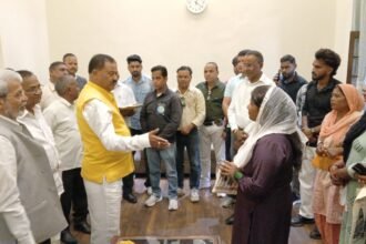 Demand to Increase Honorarium for Environmental Workers at the Kumbh Mela; Issues Related to Accommodation and Salaries Also Raised — IMAGE CREDIT TO रिपोर्टर