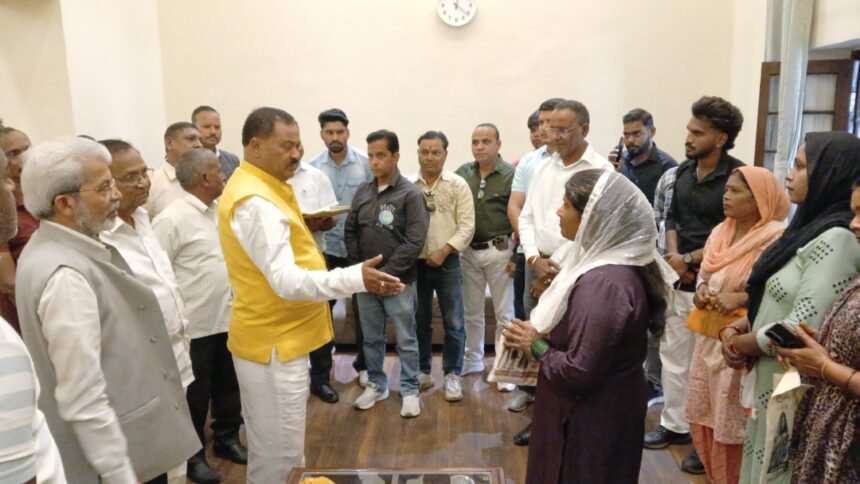 Demand to Increase Honorarium for Environmental Workers at the Kumbh Mela; Issues Related to Accommodation and Salaries Also Raised — IMAGE CREDIT TO रिपोर्टर