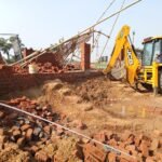 GDA Bulldozer Action Against Illegal Colony in Loni: Two Boundary Walls and Site Office Demolished Amid Protests IMAGE CREDIT TO: प्राधिकरण