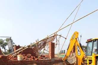 GDA Bulldozer Action Against Illegal Colony in Loni: Two Boundary Walls and Site Office Demolished Amid Protests IMAGE CREDIT TO: प्राधिकरण