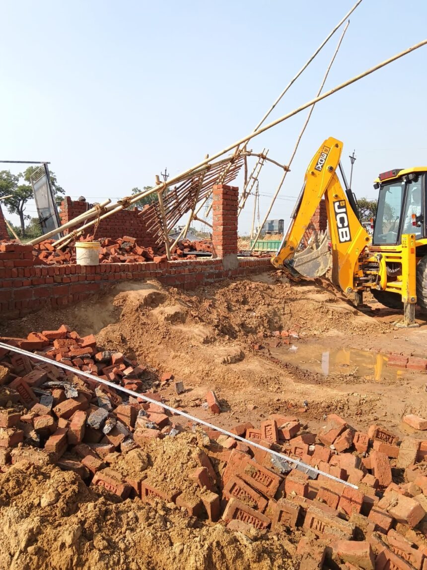 GDA Bulldozer Action Against Illegal Colony in Loni: Two Boundary Walls and Site Office Demolished Amid Protests IMAGE CREDIT TO: प्राधिकरण