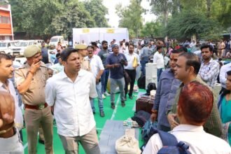 Polling Teams Depart for Legislative Council Elections; Voting to Take Place Today at 13 Centers in Ghaziabad IMAGE CREDIT TO: सूचना विभाग