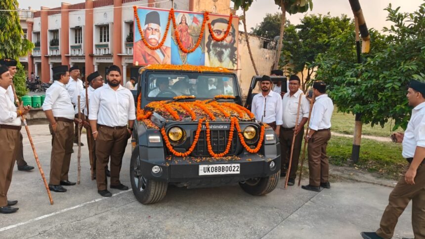 RSS Holds Path Sanchalan in Shamli on Vijayadashami; Volunteers Welcomed with a Shower of Flowers. IMAGE CREDIT TO रिपोर्टर