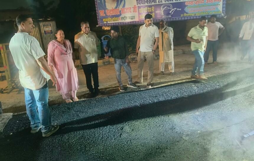 Road Construction Begins from Jaji Chowk to the Roadways Bus Stand; Indira Singh Visits the Site at Night to Inspect Quality. IMAGE CREDIT TO नगर पालिका