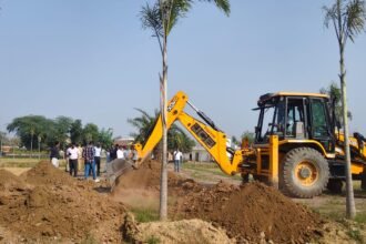 Hapur-Pilakhuwa Development Authority’s Bulldozer Action: Illegal Plotting Demolished on Aligarh and Bulandshahr Roads. IMAGE CREDIT TO प्राधिकरण