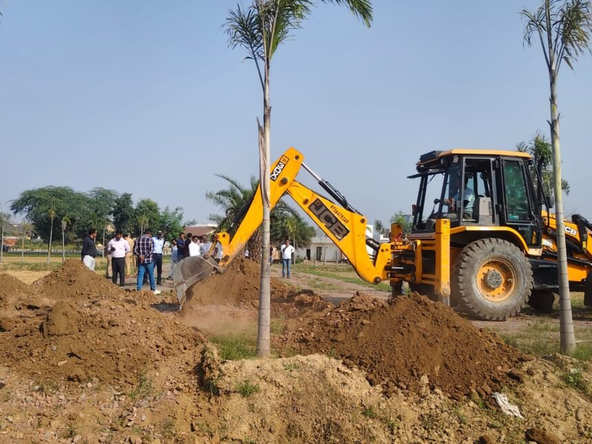 Hapur-Pilakhuwa Development Authority’s Bulldozer Action: Illegal Plotting Demolished on Aligarh and Bulandshahr Roads. IMAGE CREDIT TO प्राधिकरण