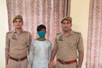 Police Arrest Suspect During Checking, Recover 20 Quarters of Country-Made Liquor from His Possession. IMAGE CREDIT TO पुलिस
