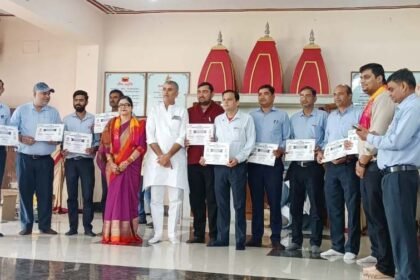 Patel Jayanti: Girl Students Spread the Message of National Unity Through Posters; Winners Honoured. IMAGE CREDIT TO: रिपोर्टर