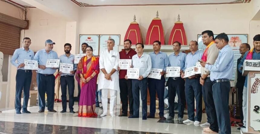 Patel Jayanti: Girl Students Spread the Message of National Unity Through Posters; Winners Honoured. IMAGE CREDIT TO: रिपोर्टर