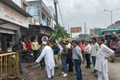 Encroachments Removed from the Highway; ₹5,800 Fine Imposed on Those Spreading Litter. IMAGE CREDIT TO रिपोर्टर
