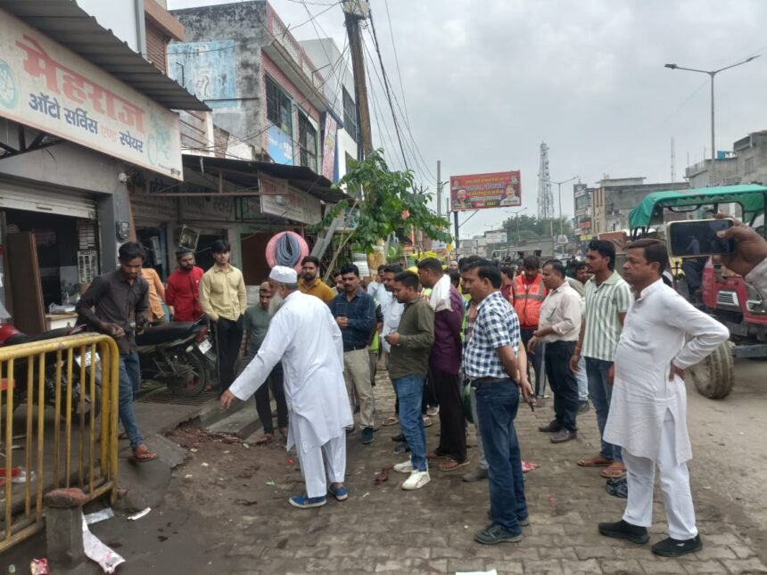 Encroachments Removed from the Highway; ₹5,800 Fine Imposed on Those Spreading Litter. IMAGE CREDIT TO रिपोर्टर